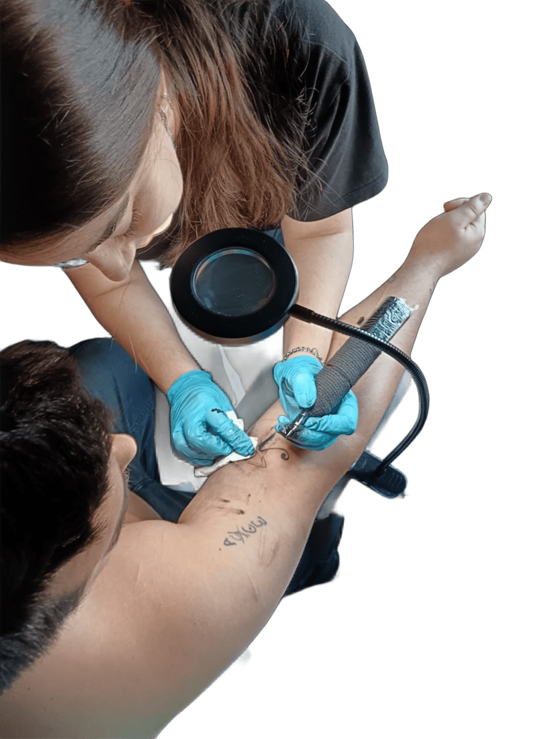Retrato de la artista del tatuaje en su estudio
